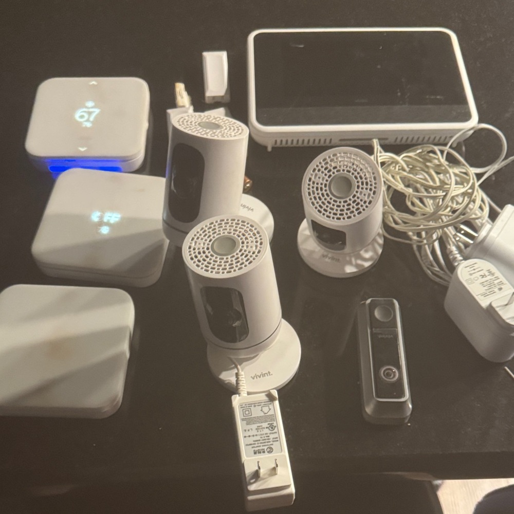 Vivint Smart Home Camera System - White and Black